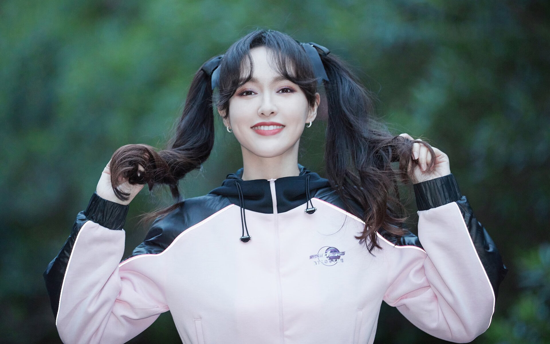 “武汉马拉松:选手们全力拼搏,赛道一触即发”