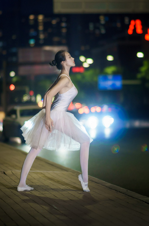 “缆绳滑水:东桃花岛赛场极速漂流挑战”