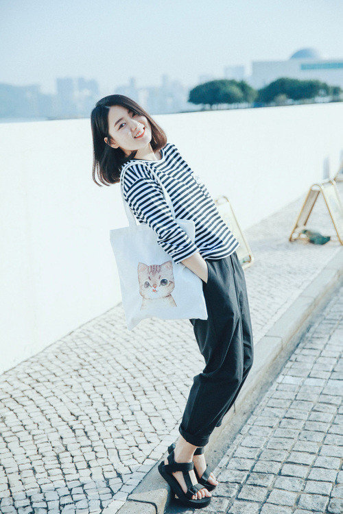 “网球赛事：高新体育中心赛场的精妙对抗与攻守转换”