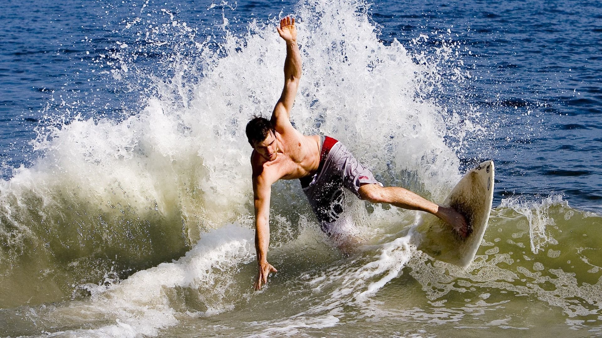 “高新体育中心:羽毛球选手们上演极限对决”