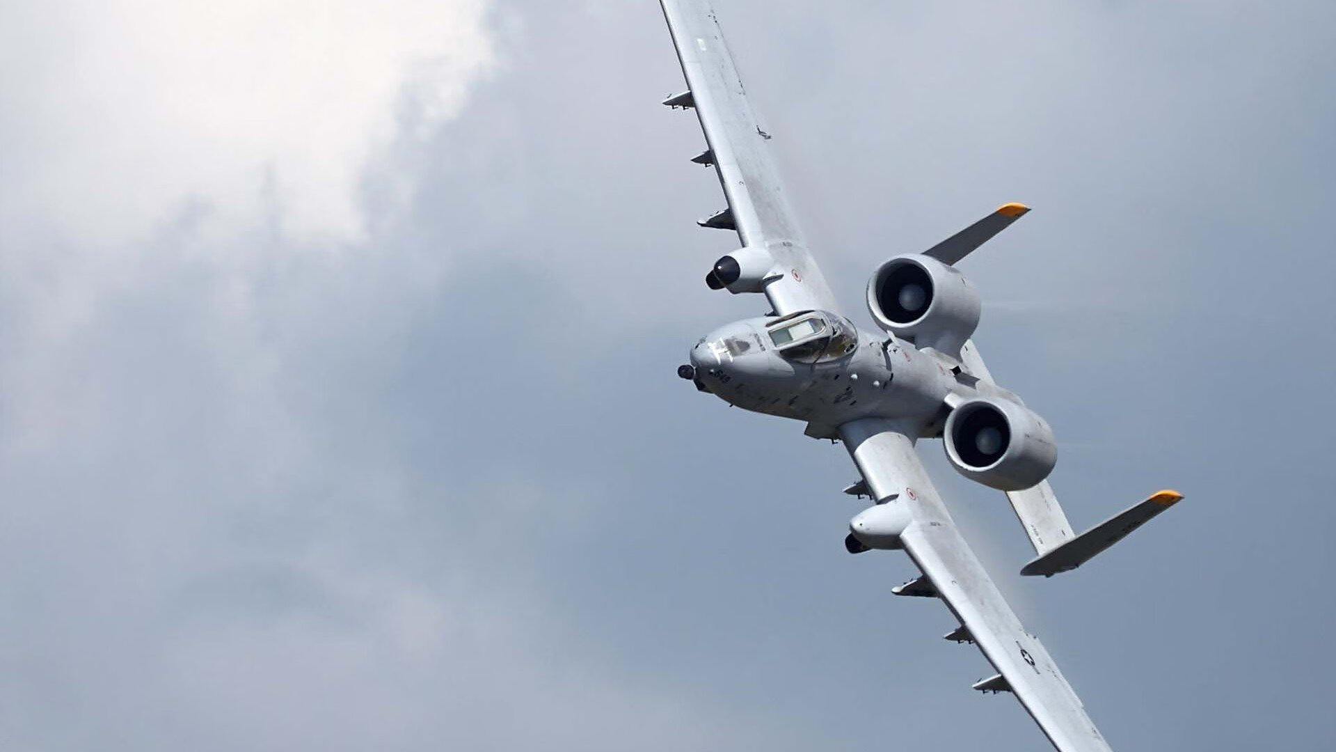 “高新体育中心:羽毛球选手演绎极限技巧与团队协作”